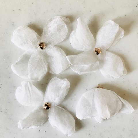 【B】White Polyester Flower Tassels
