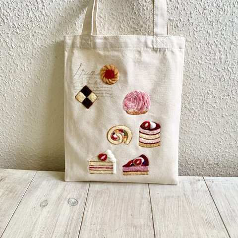 Cafe-sweets☆羊毛刺繍 キャンバストート〜いちごのケーキ🍰🍓🍰