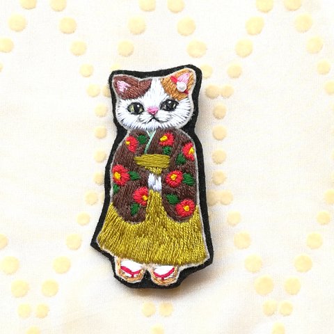 はかま女子　椿　刺繍ブローチ（三毛猫　焦げ茶）