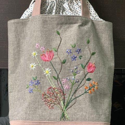 縦長花束刺繍の桃色帆布のトートバック