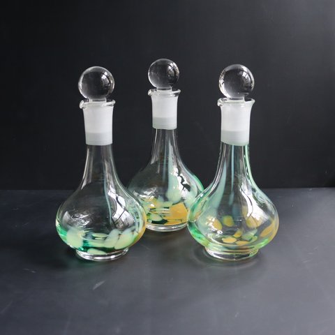 魔法の小瓶のようなドレッシング入れ　グリーン　手作りガラス　