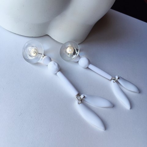 clear & white . 2way ステンレス ポスト ヴィンテージ  ハンドメイド ピアス クリア ガラス ドーム カボション ホワイト チューブ ビーズ フラワー 花びら チャーム