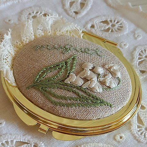 ☆リボン刺繍のコンパクトミラー&巾着ポーチ☆すずらん☆