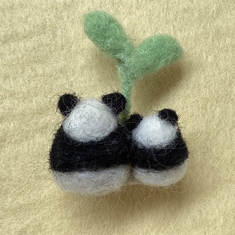 小さなパンダの親子の羊毛フェルトのブローチ🐼