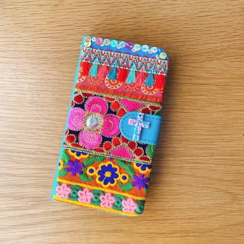 【ほぼ全機種対応】エスニックな刺繍 手帳型iPhoneケース 手帳型スマホケース ターコイズブルーミラー iPhone15 iPhone14 iPhone13 galaxy google