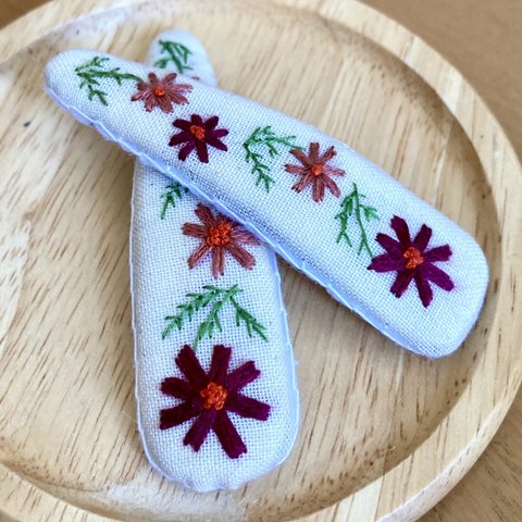 チョコレートコスモスの刺繍のパッチンピン