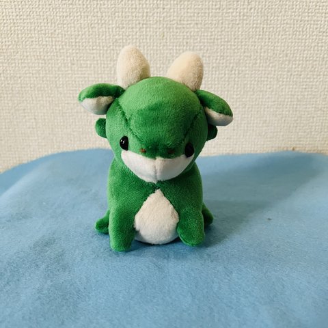 おすわりドラゴンのぬいぐるみ（グリーン）