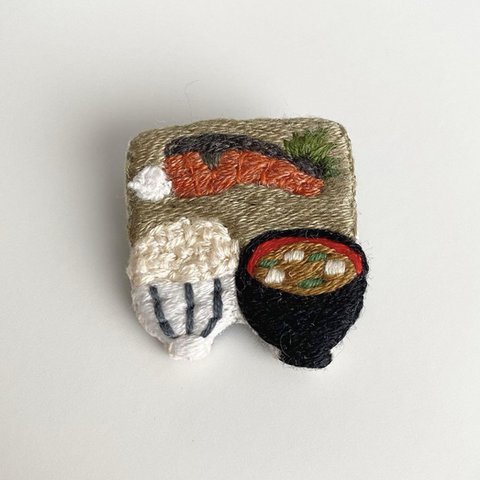 鮭定食 手刺繍ブローチ