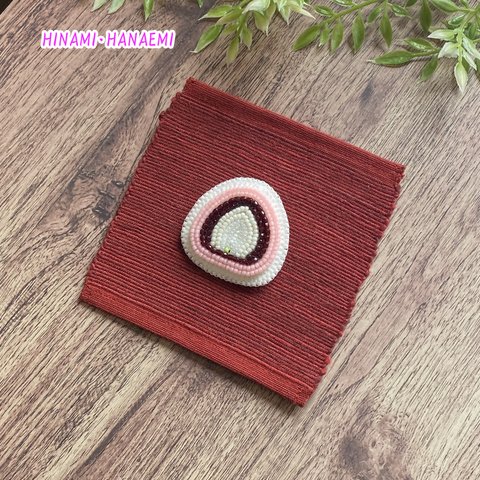 和菓子のビーズ刺繍ブローチ　〜春のいちご大福　白苺〜