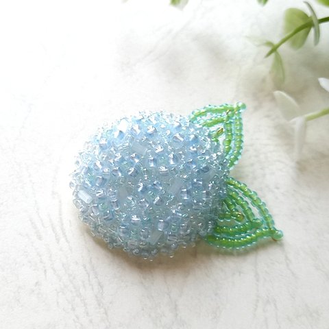 紫陽花ブローチ＊淡いブルー＊ビーズ刺繍