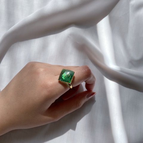 孔雀緑色の素敵なリング