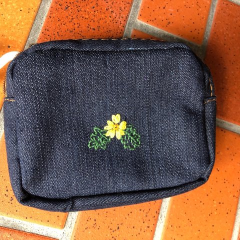 小花刺繍のポーチ