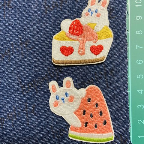 2枚入り可愛い食いしん坊　うさぎ　ウサギケーキ刺繍アイロンワッペンシールタイプ