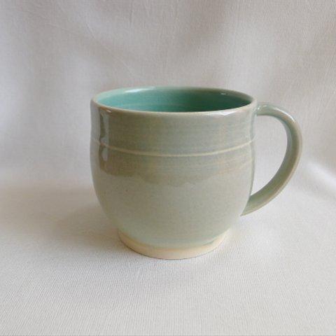 淡い青緑系釉薬のマグカップ4