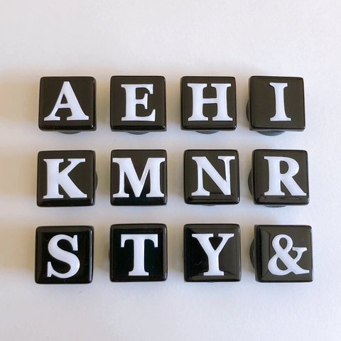 ブラック　タイルのアルファベットマグネット　２つセット