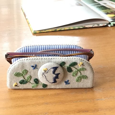 　再販　北欧風　小鳥と黄色い花　刺繍　　メガネスタンドで　心地よいお部屋に。　