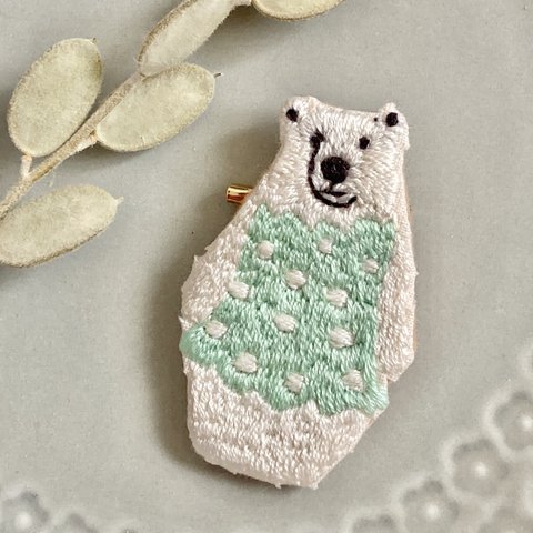 ミントカラーの水玉ワンピースを着たシロクマ刺繍ブローチ