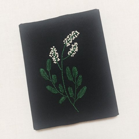 白いミモザの刺繍ティッシュカバー🖤(ブラック)