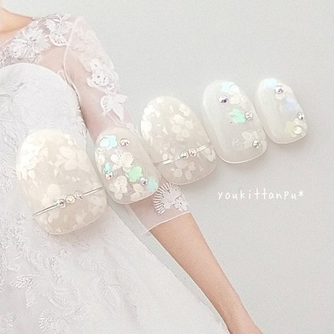 ネイルチップ＊奥行き小花のニュアンスネイル＊ブライダル つけ爪 ウェディング 結婚式 白無垢 成人式 振袖 シンプル 花 春 夏 秋 冬 もやもや  ライン ビジュー ホワイト 白 フラワー ライン 