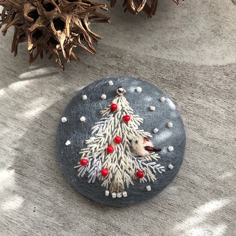 刺繍のブローチ クリスマスツリー