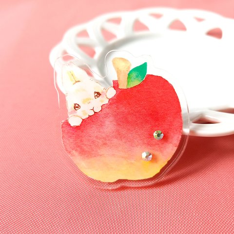 りんご大好きな食いしん坊うさぎ　ブローチ