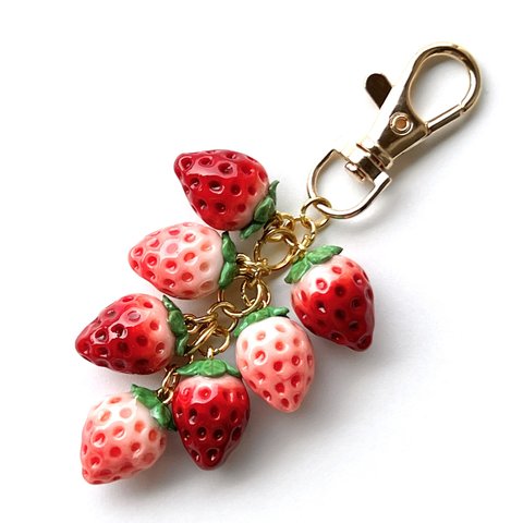 プチ摘みたてたわわいちごキーホルダー🍓(樹脂・赤白ミックス・Aパターン) 《strawberry bag charm》《strawberry key ring》