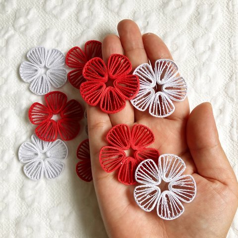 ペーパークイリング　画用紙で作った　赤×白のお花のパーツセット