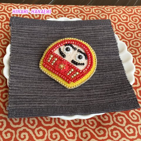 〜初春〜　おとぼけダルマさんのビーズ刺繍ブローチ