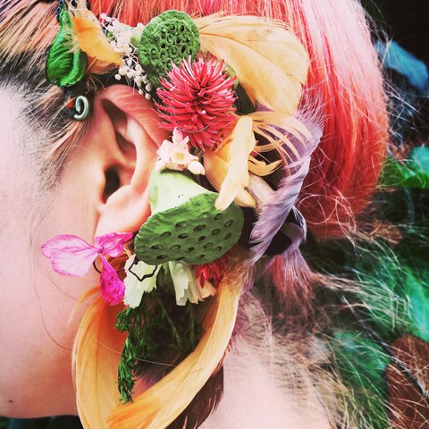 イヤーカフ(耳飾り).パーティ、イベントにも。三年枯れない本物のお花プリザーブドフラワーで製作しております