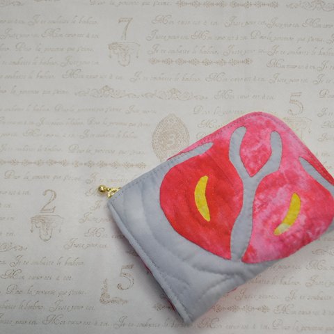 ✨送料無料✨Ｌ字ファスナーミニ財布  アンスリウムの小さいお財布【マチ付きです♪】　ハワイアンキルト