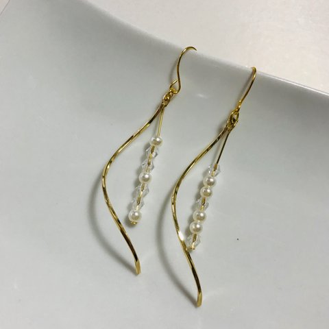 チェーン揺れるピアス