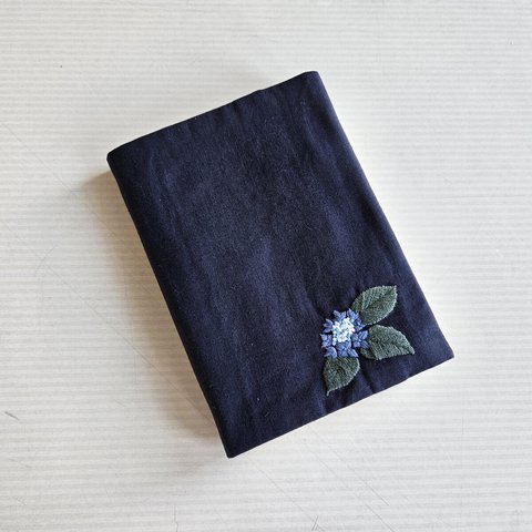 刺繍ブックカバー　あじさいモチーフ