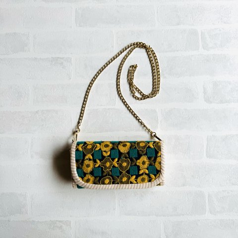 花柄の刺繍がかわいいのチェーン付き大容量の長財布