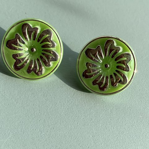 【1コずつ販売】#czechglass#czechbutton#チェコボタン　flower17㍉　pistàcchio green