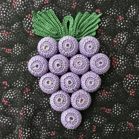 ぶどうの王冠鍋敷き、ボトルキャップ手編みポットマット、かぎ針編み鍋敷き、グラニーシーク壁飾り、レトロなホットパッド、ぶどう、紫、ピンク、白