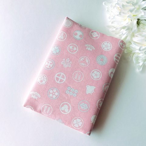 【文庫本サイズ】家紋模様のピンクのブックカバー