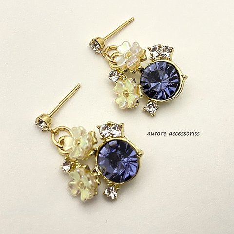 flower pierced earrings　スタッドピアス　サファイアカラー　フラワー　揺れる　上品　エレガント　個性的　花　