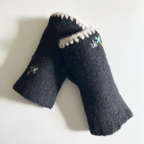 フェルティングゆびなしミトン　黒　flower刺繍