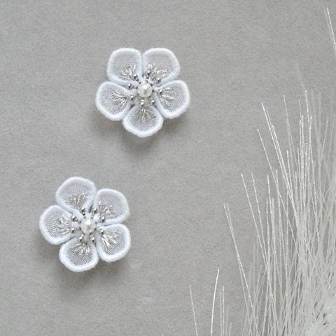 雪の花ピアス/イヤリング　(受注生産/オーガンジー刺繍/冬/フラワー/白/上品/プレゼント)