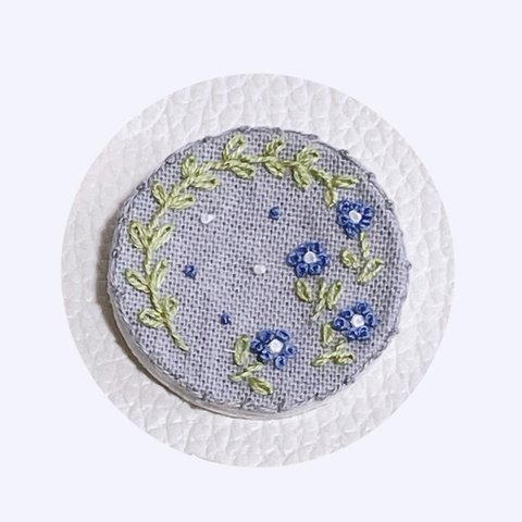 青いお花の刺繍ブローチ