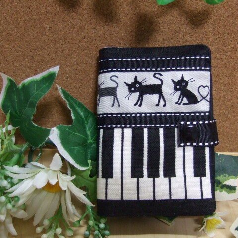 ピアノ鍵盤柄カードケース♪猫柄