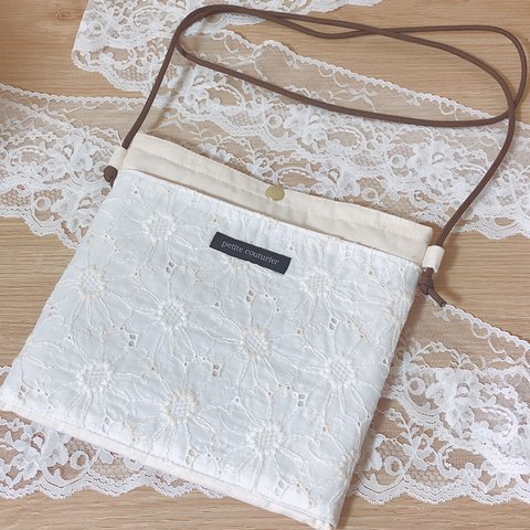 SALE＊マーガレット刺繍　ホワイト＊大人可愛いスクエアサコッシュ