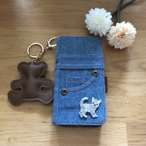 【子猫の刺繍】本格デニム生地★iPhone手帳型ケース★ブラウンベアのチャームつき