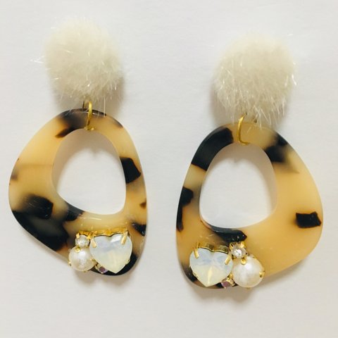 ファーカボション×ビジューパーツピアス