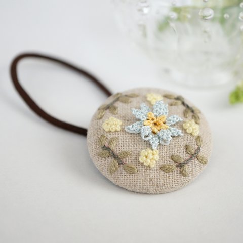 送料無料[針と絹糸で編んだ可憐なお花]シルクイーネオヤ(トルコ刺繍･レース)リネン生地くるみボタンのヘアゴム　ギフトラッピング無料　ベージュ×アイスブルー