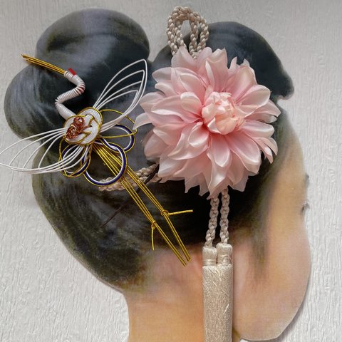 アーティフィシャルフラワーのピンク花、ベージュタッセル、水引きの鶴のついた髪飾りが出来ました。