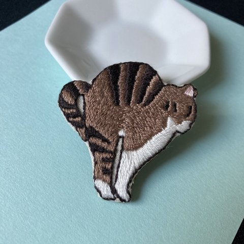 のびるキジトラ猫の刺繍ブローチ