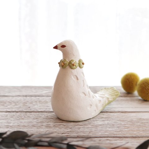 陶置物 幸せ運ぶ白い鳥 アンティーク風仕上げ／パステルオリーブ首輪  