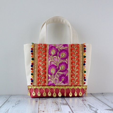 インド刺繍リボンの鮮やかで美しい刺繍と金のチャームが揺れるトートバッグ