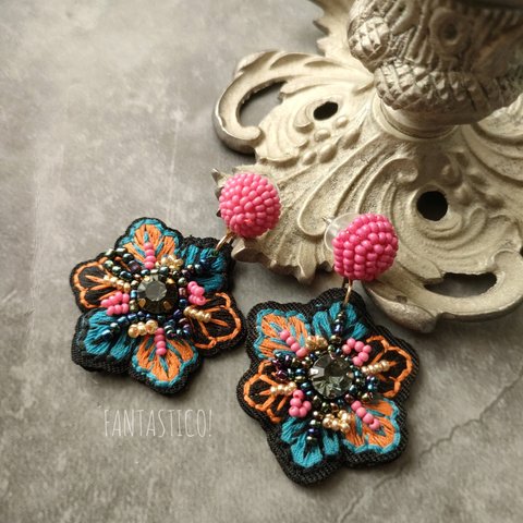 お花型ビーズ刺繍のゆらゆらピアス❤️ビーズ編みハンド刺繍手刺繍